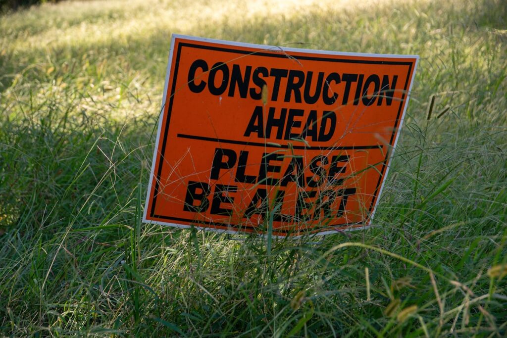 Panneau planté sur un terrain — affichage du permis de construire