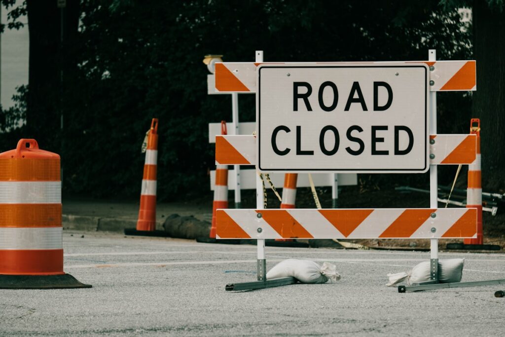 Route barrée par des travaux publics — référé mesures utiles