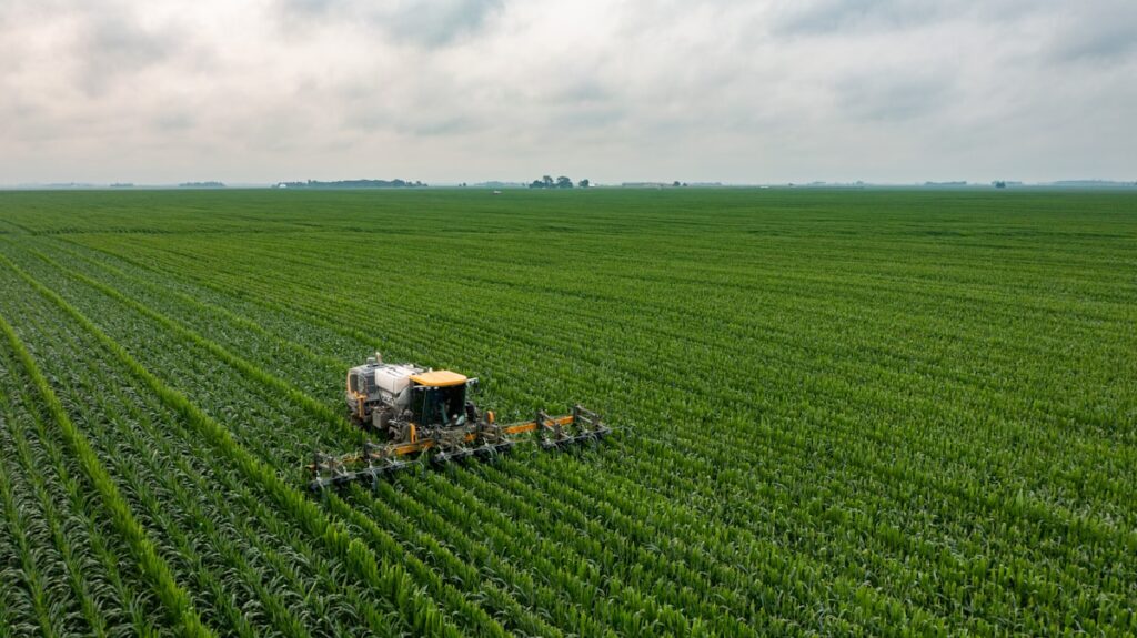 Tracteur pulvérisant un champ — contentieux pesticides